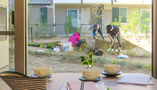 交流が生まれる「木っかけの庭」