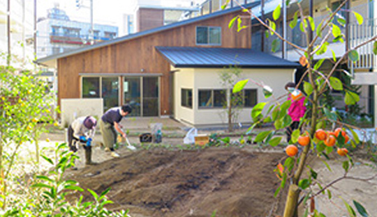 交流が生まれる「木っかけの庭」