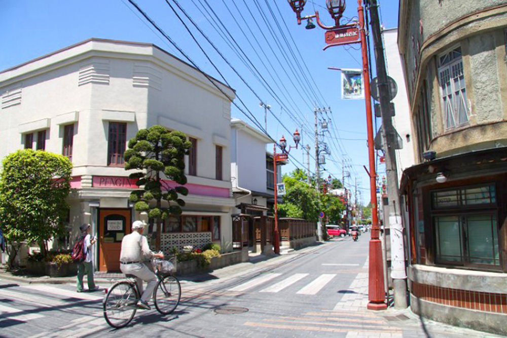 秩父神社の参道である「番場通り」。石畳みが敷き詰められ、界隈には大正後期から昭和初期にかけて建てられたモダンな建物が残っている。