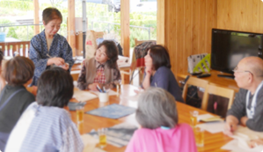 居住者が講師となる藍染教室